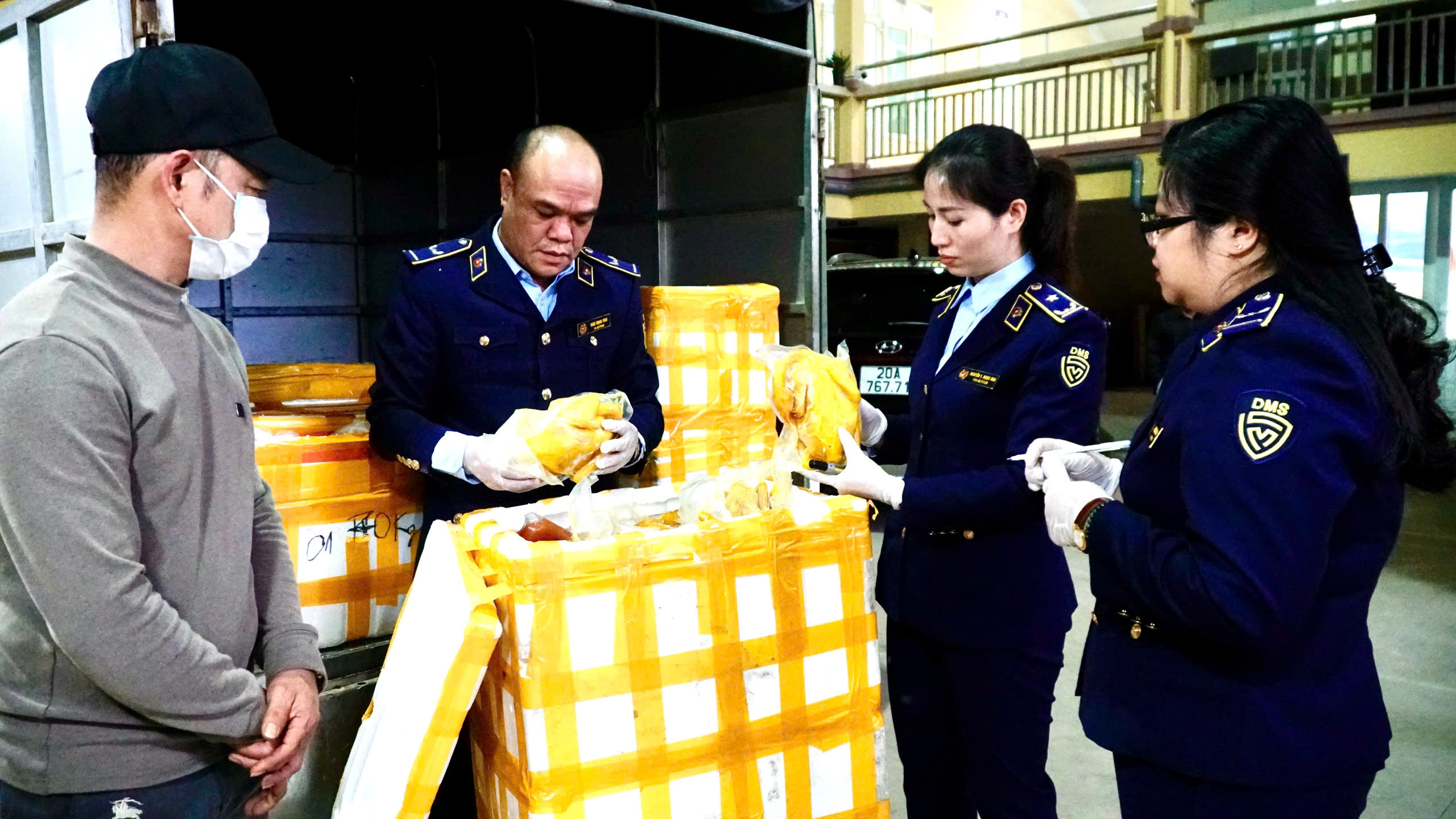 Thái Nguyên: Phát hiện, xử lý số lượng lớn chân gà rút xương và gà ủ muối trên lưu thông