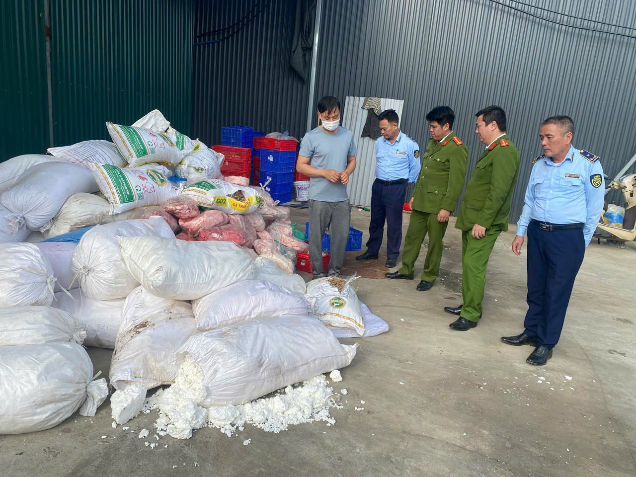 Ninh Bình: Phát hiện, xử lý hơn 2 tấn thực phẩm không rõ nguồn gốc tại phường Trung Sơn