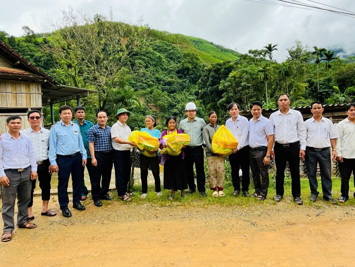 Chung tay ủng hộ đồng bào bị lũ lụt tại Ba Xa, Quảng Ngãi