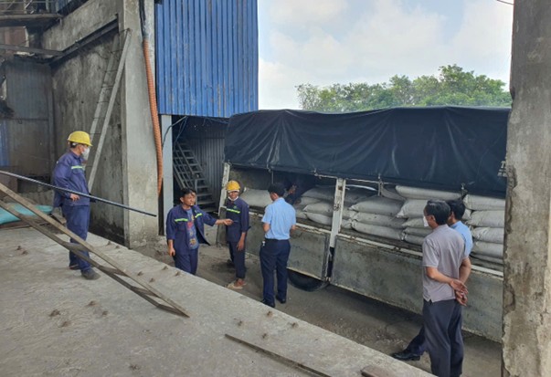 An Giang: Tiêu hủy 4,5 tấn phân bón không rõ nguồn gốc, xuất xứ